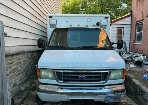 2003 Ford Econoline E450 Super Duty Cutaway Van z USA, uszkodzony, nr VIN 1FDXE45F23HB83679